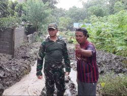 Salut Meski Diguyur Hujan, Dandim 1310/Bitung Turun Bantu Warga Terdampak Banjir