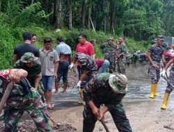 TNI Bersama Warga Gerak Cepat Bersihkan Material Yang Menutupi Badan Jalan